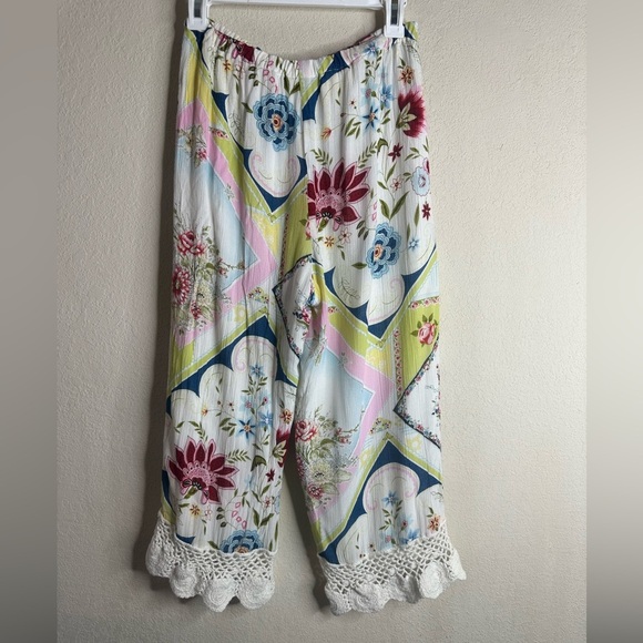 Surya floral and crocheted pull on crop pants size small - Picture 3 of 4